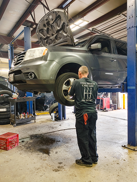 Owings Staff at Work - Nealey Tire & Auto
